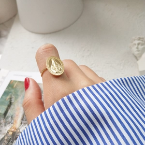 Elegant gold vintage Maria relief ring in S925 silver worn by a model in art setting