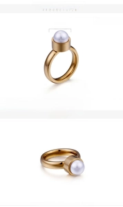 Détail d'une bague en acier plaqué or 18K avec perle de 10mm et anneau fin de 4mm