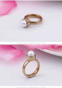 Détail d'une bague en acier titane doré avec perle et gravure Aço inox interne