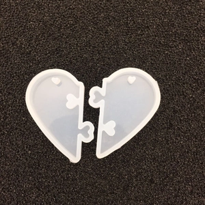 Vue détaillée du moule en silicone pour pendentif en forme de cœur avec trous