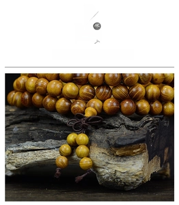 Gros plan détaillé de perles de prière en bois de santal doré avec grain naturel