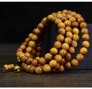 Macro de chapelet en bois de santal à 108 perles avec grain naturel sur fond sombre