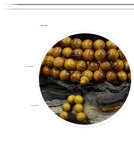 Vue macro des perles en bois de santal doré avec grain naturel et finition lisse