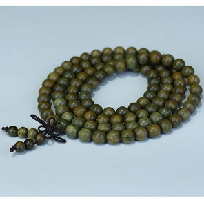 Détail de perles bouddhistes en santal vert avec grain de bois naturel et nœud