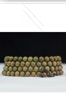 Détail macro du grain naturel de 108 perles en bois de Palo Santo avec nœud violet