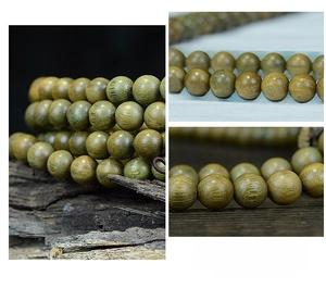 Détail de perles en bois de santal vert montrant le grain naturel et la texture en macro