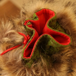 Sac cadeau de Noël avec doublure rouge, motif vert vintage et bordure en fourrure brune