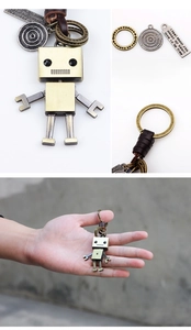 Macro d'un porte-clés robot vintage avec sangle en cuir véritable et détails en bronze