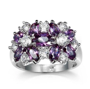 Dettaglio macro di pietre viola marquise e cristalli rotondi sull'anello a fiore