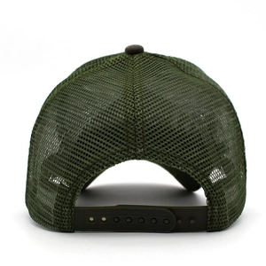 Détail de la sangle réglable et du filet respirant à l'arrière de la casquette camouflage