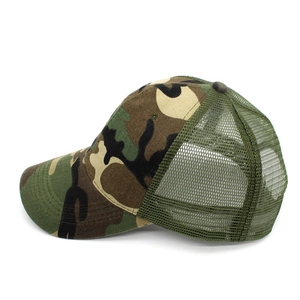Détail de la casquette camouflage montrant le motif jungle et les panneaux en maille