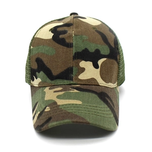 Détail de casquette trucker camouflage avec filet respirant à l'arrière et visière courbée