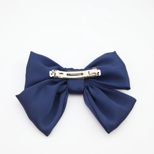 Nahaufnahme einer blauen Satin-Schleifen-Haarspange mit silbernem Metallfederclip