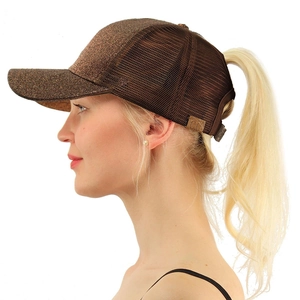 Dettaglio del berretto marrone con paillettes e coda di cavallo con logo C.C e mesh