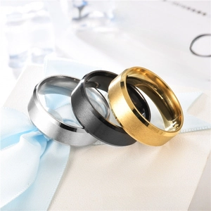 Detalle de anillos de acero cepillado de 8mm en plata, negro y oro con bordes pulidos