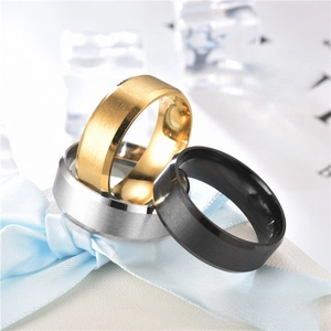 Detalle de anillos mate de 8mm oro, plata y negro sobre caja de regalo azulada
