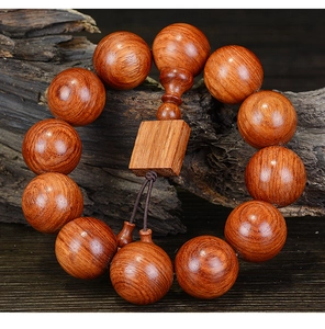 Nahaufnahme der Maserung von 20mm Burma-Palisander Gebetsperlen mit Holzplakette
