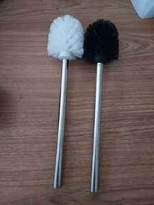 Dettaglio di scopini per WC con setole bianche e nere e manici in metallo resistenti