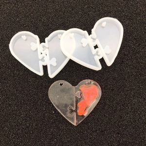 Vue macro des moules en silicone pour puzzle en cœur et créations en résine finies