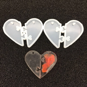 Détails du moule en silicone cœur en deux pièces pour la création de pendentifs en résine