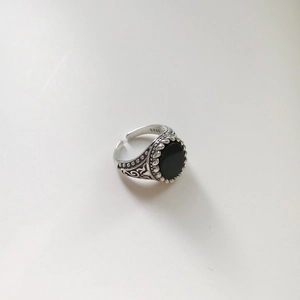 Detailed close-up of S925 sterling silver ring with vintage engravings and black onyx