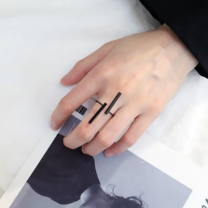 Anello aperto geometrico minimalista nero opaco con doppie barre parallele da donna