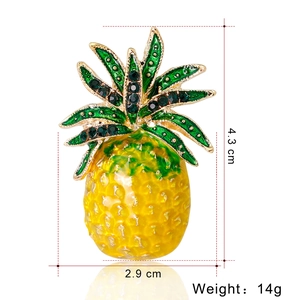 Chic pineapple brooch with green crystals and yellow enamel, 4.3 cm high and 14g weight