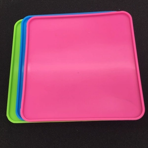 Lot de trois tapis en silicone rose, bleu et vert avec bords surélevés antidérapants