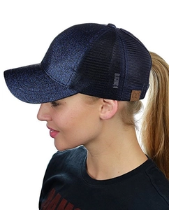 Dettaglio del cappellino blu con paillettes e apertura per coda di cavallo con rete traspirante