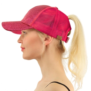 Berretto rosa con paillettes per coda di cavallo con logo CC su modella sfondo bianco