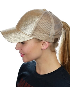 Dettaglio del cappellino da baseball con paillettes dorate e foro per la coda di cavallo