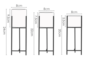 Disegno tecnico delle dimensioni di tre supporti in ferro nero con vasi in ceramica