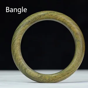 Brazalete minimalista de sándalo verde con textura de grano de seda natural para mujer