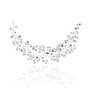 Détail de serre-tête de mariée avec perles blanches et cristaux sur fond blanc pur