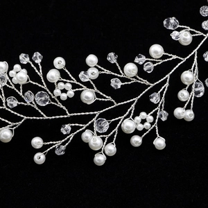 Détail macro d'une vigne de cheveux de mariée avec perles blanches et cristaux argentés