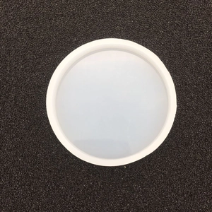 Vue de dessus du moule circulaire en silicone translucide sur un fond d'éponge noir