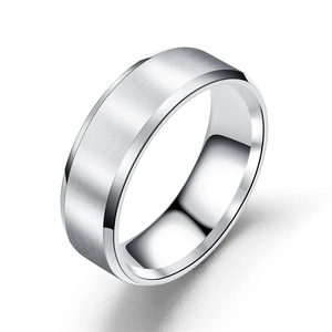 Anillo de acero inoxidable cepillado plateado de 8 mm con bordes biselados pulidos y mate
