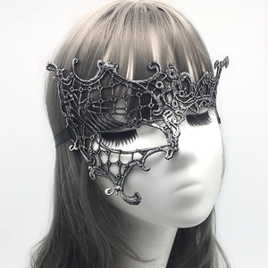 Detailansicht der schwarzen silbernen Spitzenmaske Halloween Party sexy Augenmaske.