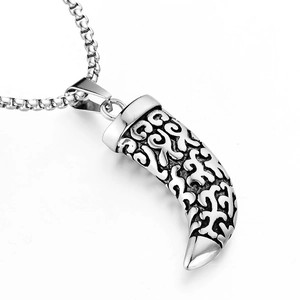 Collana con ciondolo a dente di lupo in acciaio inossidabile retrò e incisioni tribali
