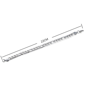 Détail montrant la mesure de 22 cm de longueur du bracelet Figaro argenté pour homme