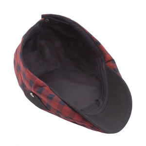 Béret respirant en coton et lin à carreaux rouges et bleus avec une visière noire