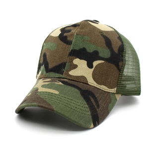 Gros plan détaillé d'une casquette trucker camouflage avec filet en nylon vert respirant