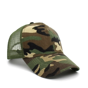 Détail de la casquette de baseball camouflage avec filet vert et visière incurvée
