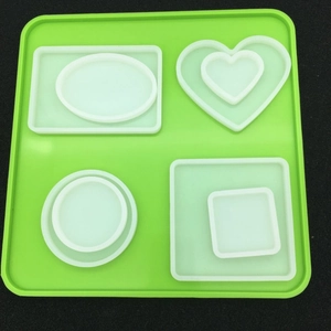 Lot de 4 moules DIY en silicone en formes de cœur, rondes et carrées sur plateau