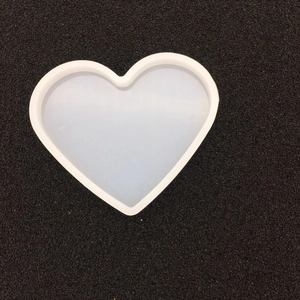 Vue de dessus d'un moule en silicone en forme de cœur pour résine et artisanat DIY