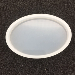 Vue de dessus d'un moule ovale en silicone pour résine sur fond noir texturé