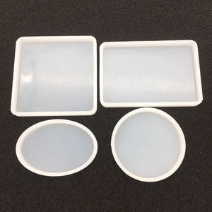 Quatre moules géométriques en silicone incluant des formes carrées et rondes pour résine DIY