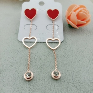 Boucles d'oreilles pendantes en acier rose avec cœurs rouges et zircon blanc rond