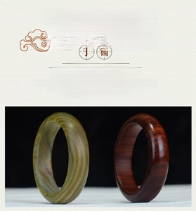 Detalle macro de pulseras de sándalo rojo y verde con vetas de madera natural pulida