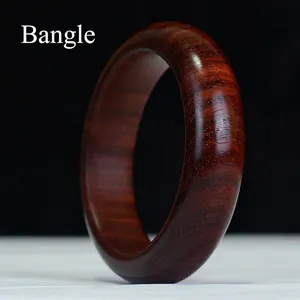Pulsera minimalista de sándalo rojo con veta de madera natural en color marrón rojizo oscuro